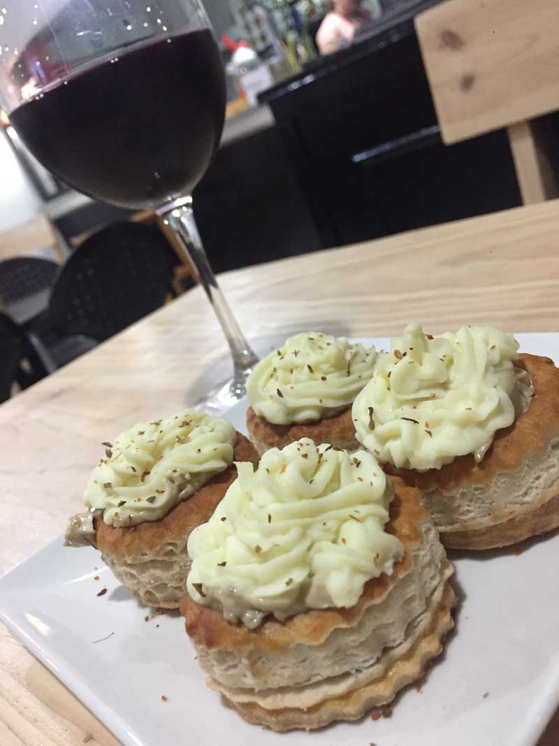 La Ruta “Petiscos con Arte” está abierta el viernes y sábado en horario de mañana de 12:00h a 14:00h y tarde 19:00h a 21:30h.