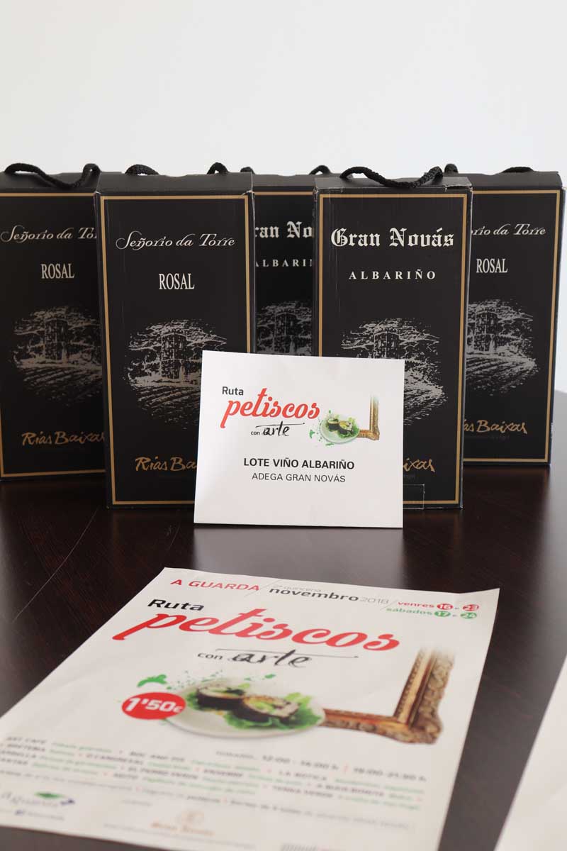 El martes día 4 de diciembre se realizó por parte del Alcalde, Antonio Lomba y de la Concejal de Turismo, Montserrat Magallanes, la entrega de los 5 lotes de dos botellas de vino Albariño de la Bodega Gran Novás, de la D.O. do Rosal a los premiados en el sorteo.