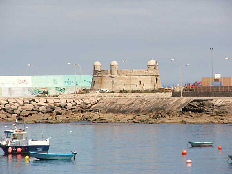 El Ayuntamiento de A Guarda informa de los horarios de los servicios turísticos durante el puente de la constitución 2018 en los que la Oficina Municipal de Turismo, ubicada en la Plaza del Reloj, prestará atención desde el jueves hasta el sábado en horario de 11:00h a 13:30h y de 16:30h a 18:30h. siendo el teléfono de atención el 986 61 4546.