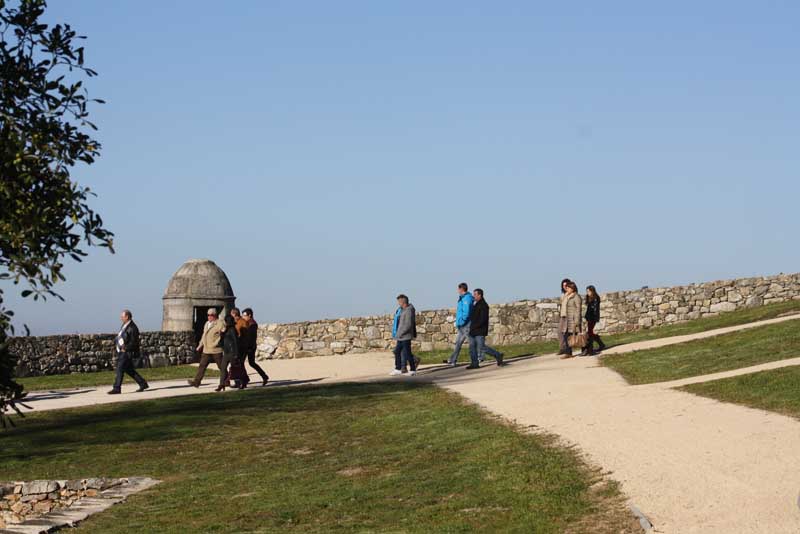 El Ayuntamiento de A Guarda informa de los horarios de los servicios turísticos durante el puente de la constitución 2018 en los que la Oficina Municipal de Turismo, ubicada en la Plaza del Reloj, prestará atención desde el jueves hasta el sábado en horario de 11:00h a 13:30h y de 16:30h a 18:30h. siendo el teléfono de atención el 986 61 4546.
