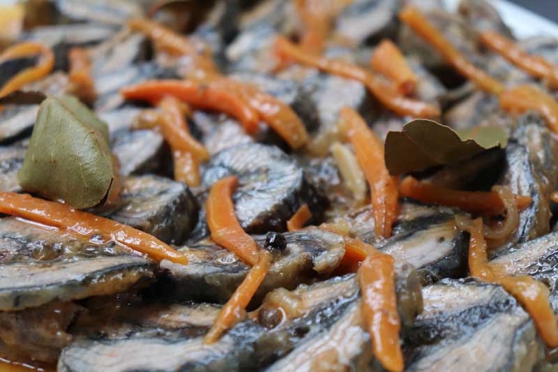 Este viernes día 5 de abril la Plaza de Abastos de A Guarda fue el escenario para la realización de un Showcooking en el que el restaurador local César Verde del Restaurante Xantar cocinó la lamprea del Río Miño elaborada con la receta tradicional “A la bordalesa”. También se elaboró una receta especial con la lamprea en escabeche que gustó mucho a los asistentes de la Plaza de Abastos en la mañana de este viernes, el alcalde y la Concejal de Cultura no quisieron desaprovechar esta oportunidad para acercarse y degustar también este manjar del Río Miño, destacando el buen hacer y profesionalidad de este restaurador de la villa en la preparación de este pescado.