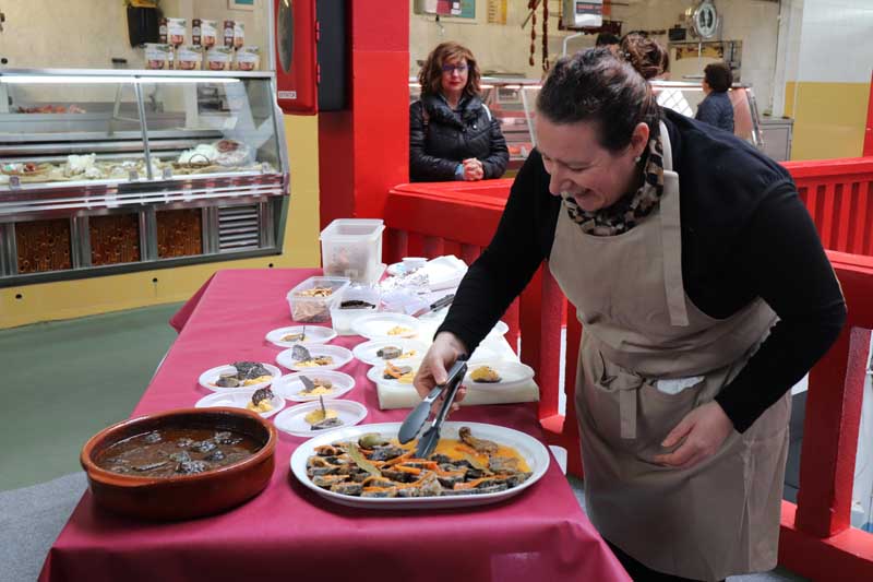Este viernes día 5 de abril la Plaza de Abastos de A Guarda fue el escenario para la realización de un Showcooking en el que el restaurador local César Verde del Restaurante Xantar cocinó la lamprea del Río Miño elaborada con la receta tradicional “A la bordalesa”. También se elaboró una receta especial con la lamprea en escabeche que gustó mucho a los asistentes de la Plaza de Abastos en la mañana de este viernes, el alcalde y la Concejal de Cultura no quisieron desaprovechar esta oportunidad para acercarse y degustar también este manjar del Río Miño, destacando el buen hacer y profesionalidad de este restaurador de la villa en la preparación de este pescado.