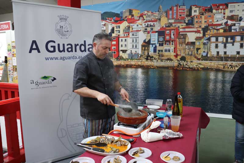 Este viernes día 5 de abril la Plaza de Abastos de A Guarda fue el escenario para la realización de un Showcooking en el que el restaurador local César Verde del Restaurante Xantar cocinó la lamprea del Río Miño elaborada con la receta tradicional “A la bordalesa”. También se elaboró una receta especial con la lamprea en escabeche que gustó mucho a los asistentes de la Plaza de Abastos en la mañana de este viernes, el alcalde y la Concejal de Cultura no quisieron desaprovechar esta oportunidad para acercarse y degustar también este manjar del Río Miño, destacando el buen hacer y profesionalidad de este restaurador de la villa en la preparación de este pescado.