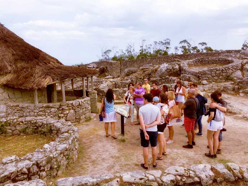 De manera general, las tareas desenvueltas en la oficina de información turística se basaron en la atención directa al visitante; proporcionando información turística, tanto sobre los recursos y eventos de interés de la localidad, como sobre los existentes en la comarca y localidades próximas.