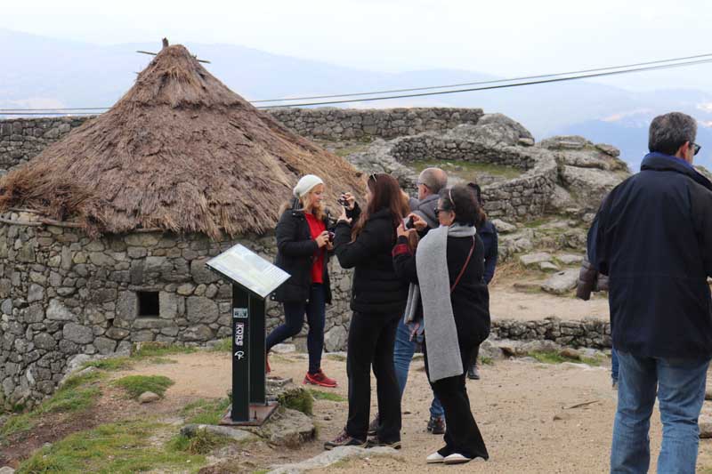 Después de un viaje desde tierras portuguesas y tras cruzar el Río Miño en el transbordador Ferry-Boat el grupo llegó hasta el Castro de Santa Trega en A Guarda, donde fueron recibidos por la técnica local de Turismo, quien realizó una visita guiada al Monte Santa Trega, lugar que despertó la admiración y el interés de muchos de ellos, maravillados por las hermosas vistas panorámicas y un paisaje “de encanto”.