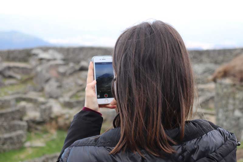 Después de un viaje desde tierras portuguesas y tras cruzar el Río Miño en el transbordador Ferry-Boat el grupo llegó hasta el Castro de Santa Trega en A Guarda, donde fueron recibidos por la técnica local de Turismo, quien realizó una visita guiada al Monte Santa Trega, lugar que despertó la admiración y el interés de muchos de ellos, maravillados por las hermosas vistas panorámicas y un paisaje “de encanto”.