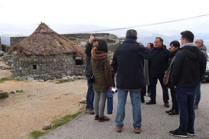 Después de un viaje desde tierras portuguesas y tras cruzar el Río Miño en el transbordador Ferry-Boat el grupo llegó hasta el Castro de Santa Trega en A Guarda, donde fueron recibidos por la técnica local de Turismo, quien realizó una visita guiada al Monte Santa Trega, lugar que despertó la admiración y el interés de muchos de ellos, maravillados por las hermosas vistas panorámicas y un paisaje “de encanto”.
