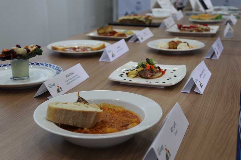 Un total de 16 bares y restaurantes de la villa ofertarán tapas los viernes, sábados y domingos en horario de 12:00h a 14:00h y de 19:00h a 22:00h a un precio simbólico de 2€ la tapa.