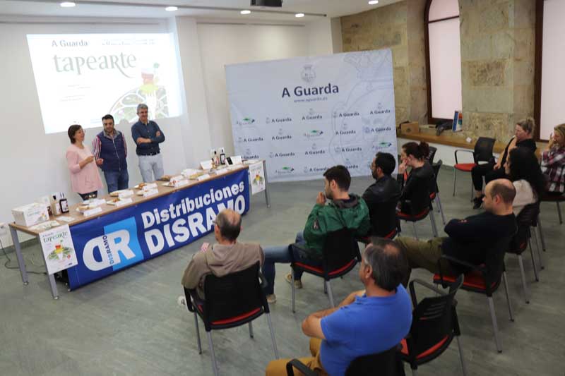 Un total de 16 bares y restaurantes de la villa ofertarán tapas los viernes, sábados y domingos en horario de 12:00h a 14:00h y de 19:00h a 22:00h a un precio simbólico de 2€ la tapa.