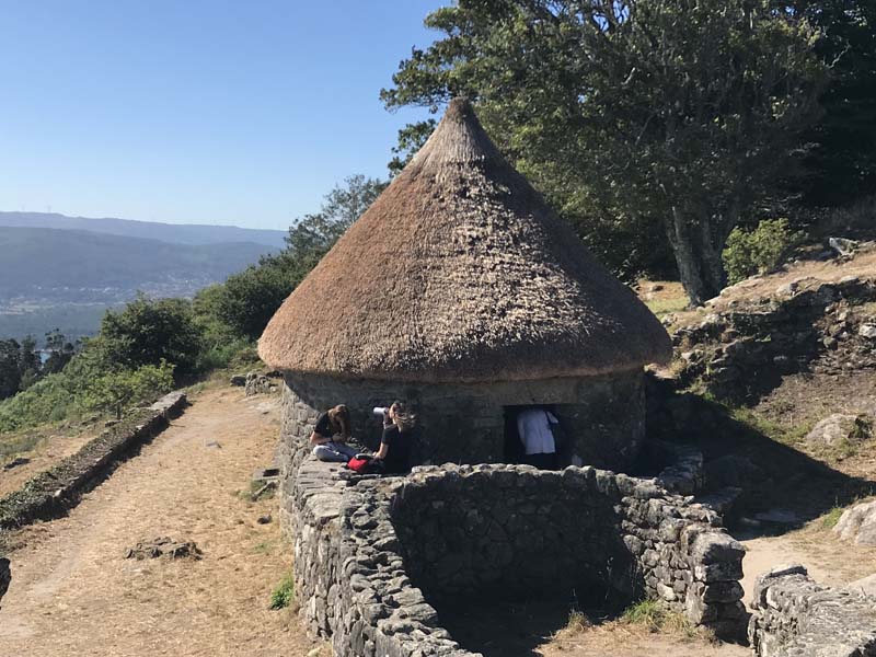 Las dos viviendas castreñas reconstruidas en el monte Trega renuevan sus tejados