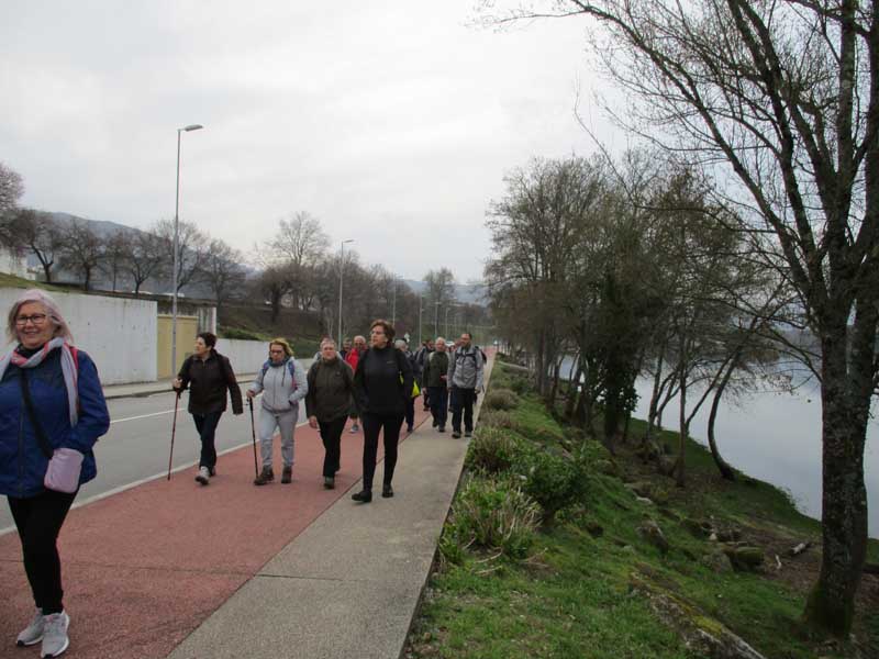 Las andainas se iniciaron el pasado sábado día 23 de febrero con un recorrido por la Ecopista de la ribera del Río Miño entre Vila Nova de Cerveira y Valença do Minho, donde un grupo de numeroso de vecinos de A Guarda y Caminha aprovecharon y disfrutaron de una expléndida jornada con unas excelentes temperaturas para conocer este paseo a orillas del Río Miño por tierras portuguesas.
