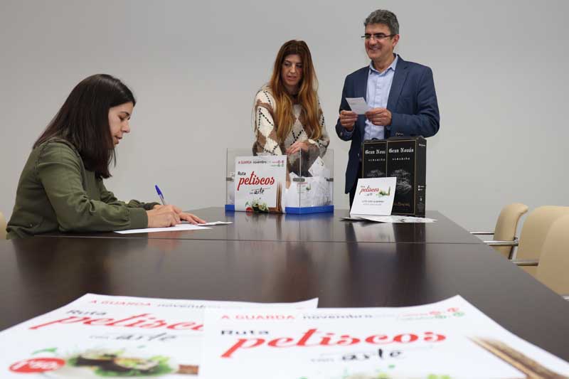 El pasado fin de semana finalizaba la Ruta Gastronómica «Petiscos con Arte», un evento que conjugó la gastronomía y el arte para ofertar a los participantes una experiencia para los sentidos, llegando a servirse más de 2000 pinchos entre los 12 establecimientos participantes.