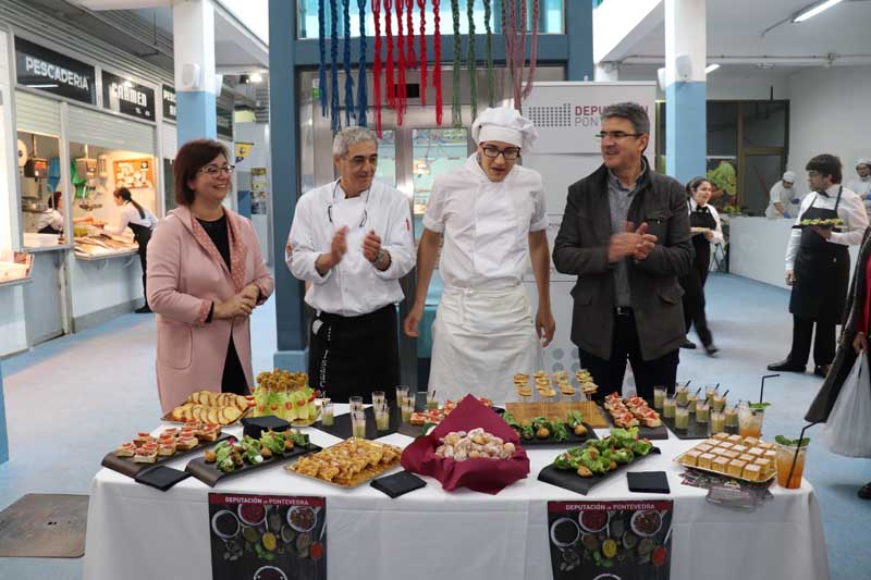 El programa Degusta Europa llegó a la Plaza de Abastos de A Guarda en la mañana de este jueves día 11 de abril con las elaboraciones realizadas por los alumnos del CIFP Manuel Antonio de Vigo.