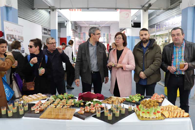 El programa Degusta Europa llegó a la Plaza de Abastos de A Guarda en la mañana de este jueves día 11 de abril con las elaboraciones realizadas por los alumnos del CIFP Manuel Antonio de Vigo.