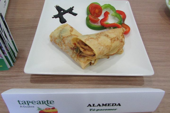 Alameda. Tá pa-comer. Filloa rechea de polo con verduras e un punto picante