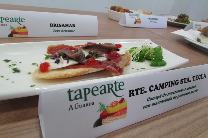 Rest. Camping Santa Tecla. Canapé de mozzarela e anchoa con marmelada de pemento asado