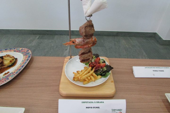 Novo Funil. Espetada á brasa. Mistura de carne e marisco á brasa en compaña de patacas e verduras
