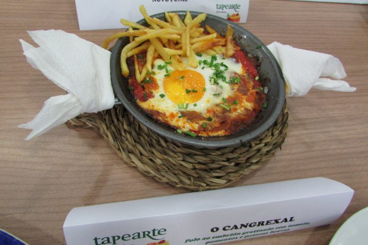 O Cangrexal. Polo ao embrión gratinado con tomate, pementos e patacas palla