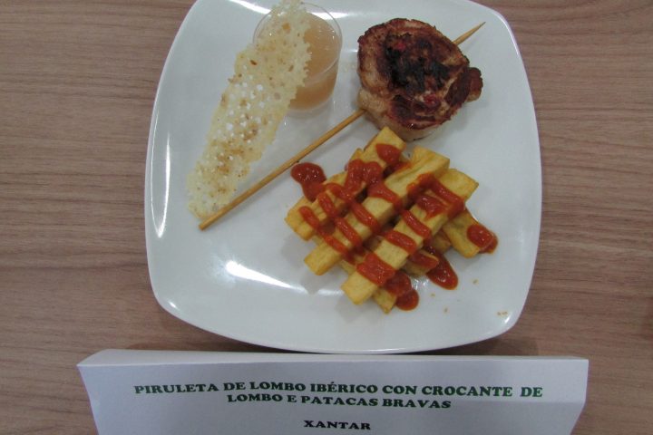 Xantar. Piruleta de lombo ibérico con crocante de lombo e patacas bravas