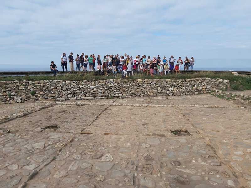 Más de una veintena de personas participaron en una nueva visita guiada a las Salinas romanas de A Guarda