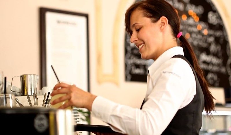 El Ayuntamiento impulsa un nuevo curso para la formación de camareros/as en bares y restaurantes