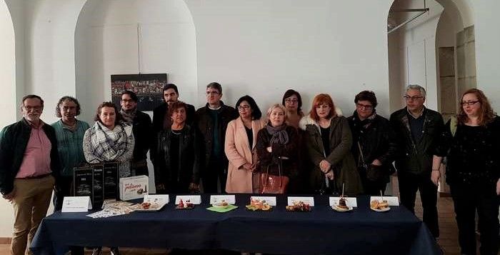 Artistas y hosteleros muestras sus creaciones en la presentación de la ruta «Petiscos con arte»
