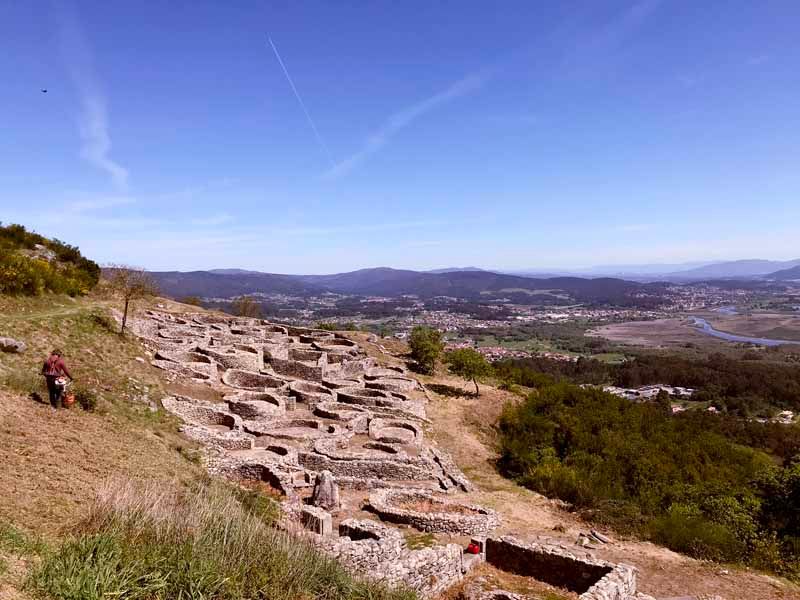 A Guarda le saca brillo a la restauración arqueológica del barrio de Mergelina