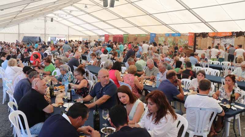 Miles de comensales degustan los manjares del mar en A Guarda