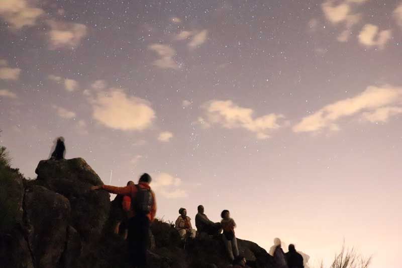 El pasado sábado día 29 de septiembre el Ayuntamiento de A Guarda, a través del Departamento de Turismo, organizó una noche de observación de estrellas desde el alto del Monte Torroso en la parroquia de Salcidos que contó con la participación de casi un centenar de personas, actividad enmarcada en las conmemoraciones del Día Mundial del Turismo, que se celebró el pasado 27 de septiembre.
