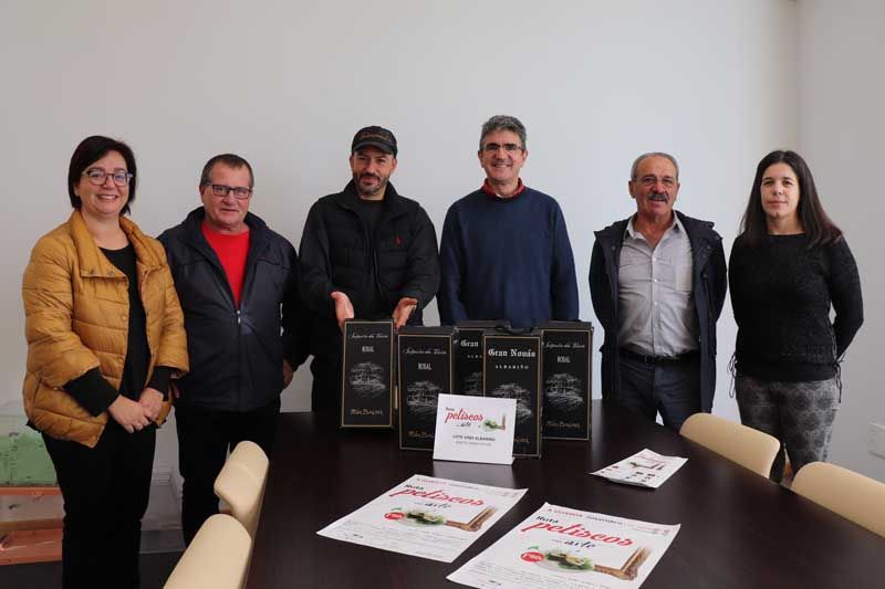 El martes día 4 de diciembre se realizó por parte del Alcalde, Antonio Lomba y de la Concejal de Turismo, Montserrat Magallanes, la entrega de los 5 lotes de dos botellas de vino Albariño de la Bodega Gran Novás, de la D.O. do Rosal a los premiados en el sorteo.