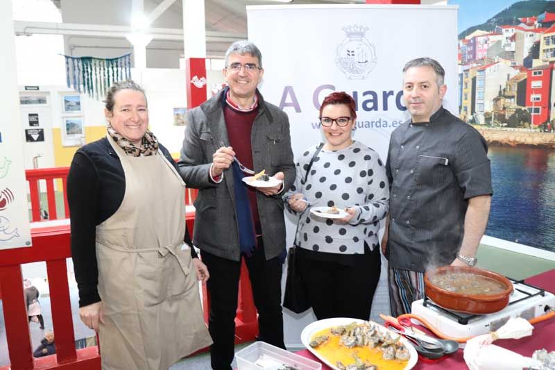 Este viernes día 5 de abril la Plaza de Abastos de A Guarda fue el escenario para la realización de un Showcooking en el que el restaurador local César Verde del Restaurante Xantar cocinó la lamprea del Río Miño elaborada con la receta tradicional “A la bordalesa”. También se elaboró una receta especial con la lamprea en escabeche que gustó mucho a los asistentes de la Plaza de Abastos en la mañana de este viernes, el alcalde y la Concejal de Cultura no quisieron desaprovechar esta oportunidad para acercarse y degustar también este manjar del Río Miño, destacando el buen hacer y profesionalidad de este restaurador de la villa en la preparación de este pescado.