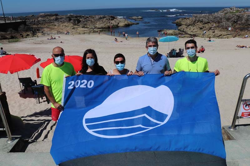 Izado del distintivo de Bandera Azul en la playa de Area Grande en A Guarda