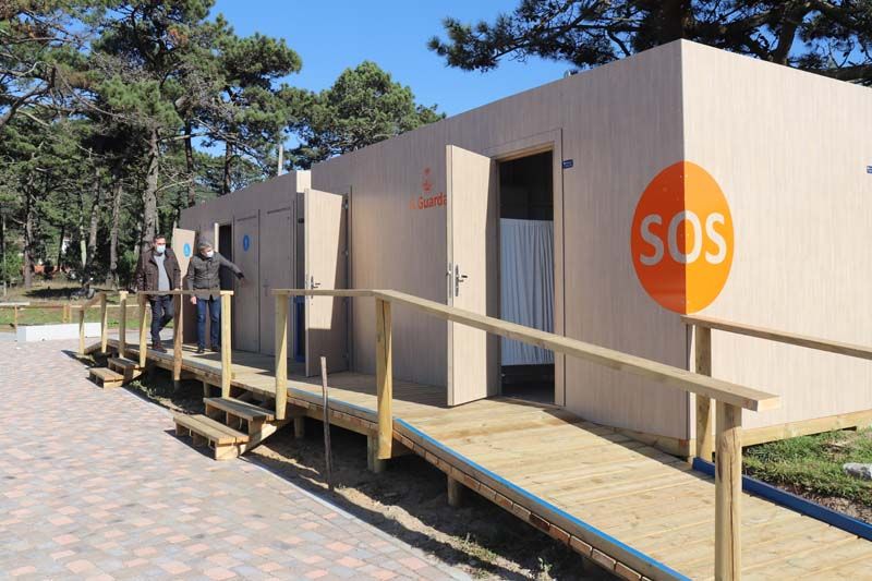 La playa de O Muíño ya cuenta con nuevos módulos de servicios y socorrismo