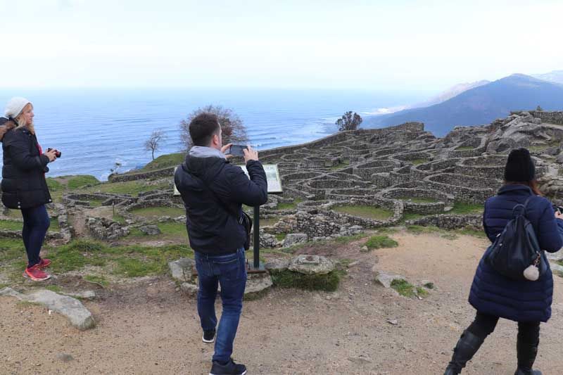 Después de un viaje desde tierras portuguesas y tras cruzar el Río Miño en el transbordador Ferry-Boat el grupo llegó hasta el Castro de Santa Trega en A Guarda, donde fueron recibidos por la técnica local de Turismo, quien realizó una visita guiada al Monte Santa Trega, lugar que despertó la admiración y el interés de muchos de ellos, maravillados por las hermosas vistas panorámicas y un paisaje “de encanto”.