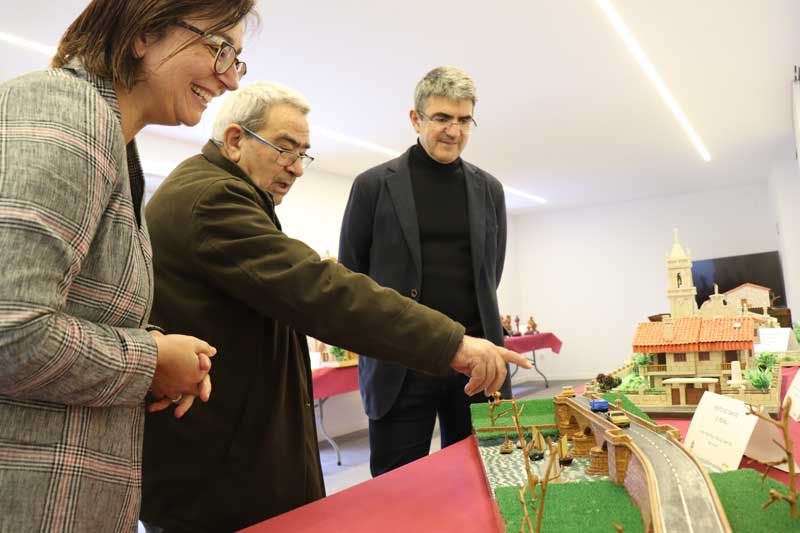 En la tarde de este miércoles día 17 de abril de 2019 se celebró en el Centro de Interpretación de las Fortalezas, en el Castillo de Santa Cruz, la Inauguración de la Exposición que muestra el trabajo del rosaleiro Praxíteles González.