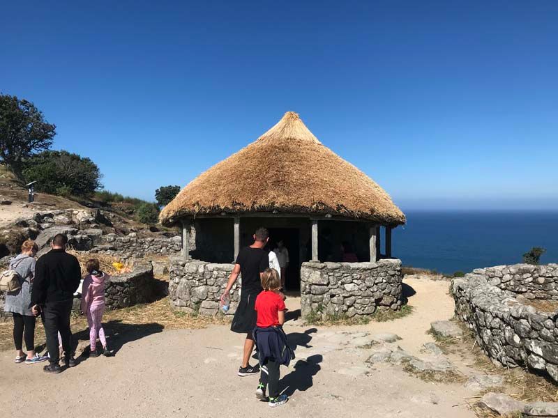 Las dos viviendas castreñas reconstruidas en el monte Trega renuevan sus tejados