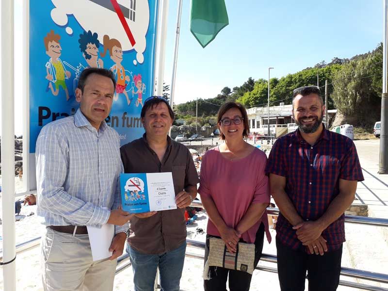 Entrega del diploma de oro de la Red gallega de playas sin humo