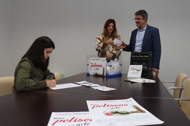 El pasado fin de semana finalizaba la Ruta Gastronómica «Petiscos con Arte», un evento que conjugó la gastronomía y el arte para ofertar a los participantes una experiencia para los sentidos, llegando a servirse más de 2000 pinchos entre los 12 establecimientos participantes.