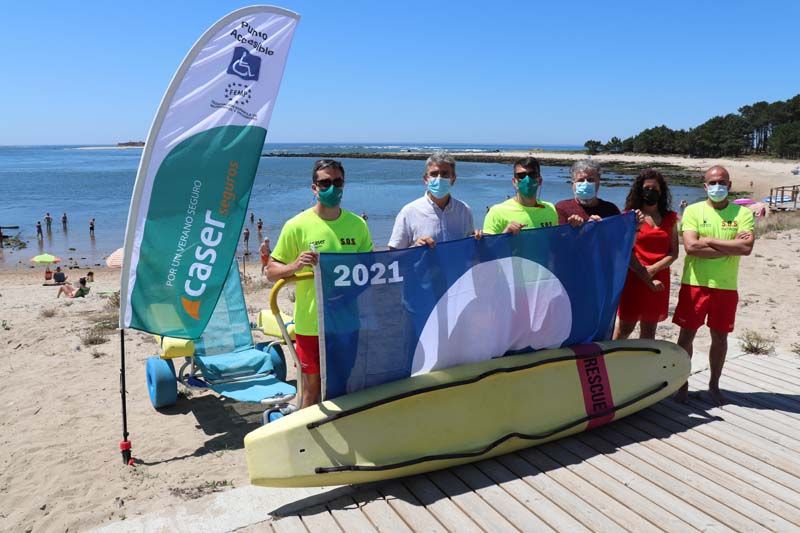 La playa guardesa de “O Muíño” ya luce el distintivo de Bandera Azul