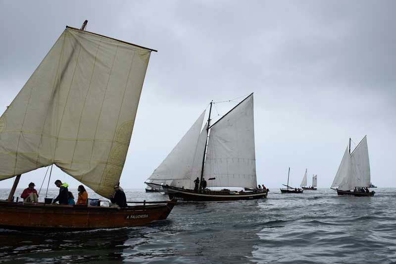 Espectáculo por tierra y mar en el traslado de las embarcaciones que participan en el Encontro de A Guarda