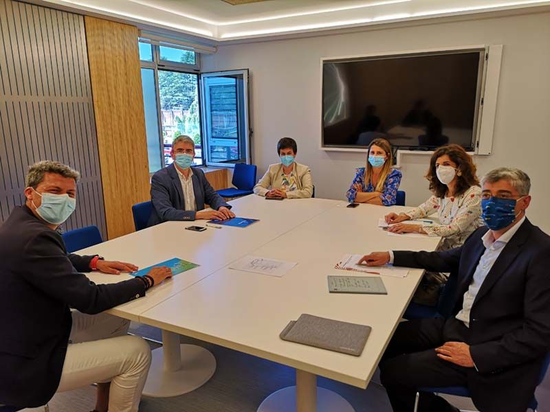 Los alcaldes y alcaldesas del Camiño Portugués da Costa se reúnen con un responsable del Xacobeo