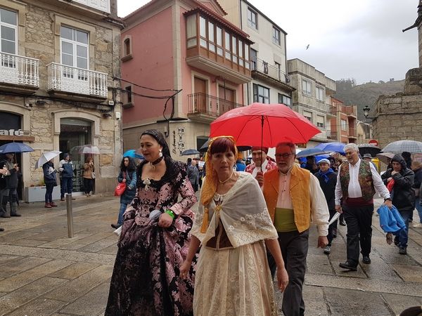 Los trajes regionales de la Acampada Nacional desfilaron por las calles de A Guarda